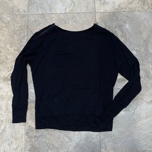 Athleta super soft black long sleeve shirt. True to size medium and stretches